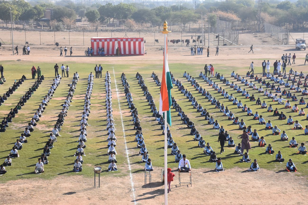 शान से लहराया गणतंत्र का तिरंगा, मार्च पास्ट की सलामी