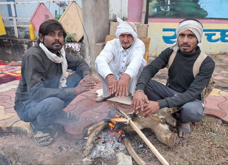 दिन में भी अलाव का सहारा लेते लोग।