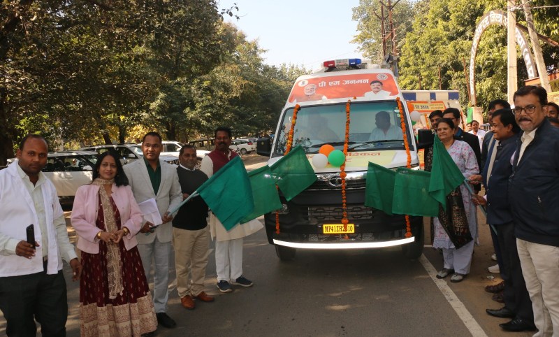हरी झंडी दिखाकर मोबाइल मेडिकल यूनिट को किया रवाना