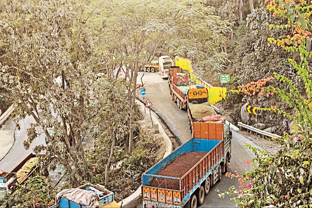 Keshkal Ghat: डेढ़ माह बाद राष्ट्रीय राजमार्ग में लौटी रौनक, केशकाल घाट खुलते ही
वापस लगा जाम