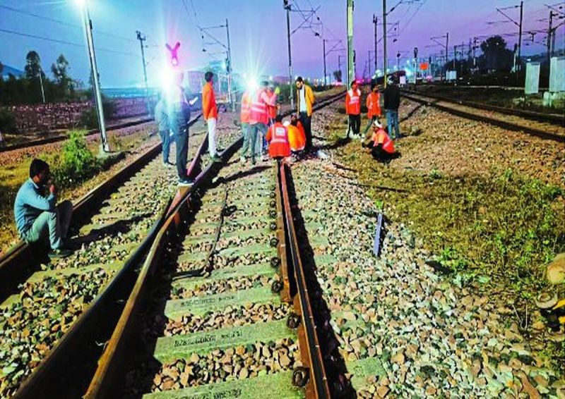 पटरी से नीचे उत्तरी बोगी के पहियों को दुर्घटना राहत क्रेन की मदद से गुरुवार रात्रि को ही करीब 11:30 बजे वापस पटरी पर चढ़ाया गया।