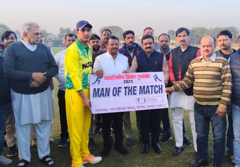 मैन ऑफ मैच को सम्मानित करते।