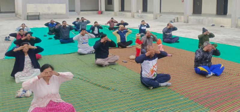 स्टेडियम ग्राउंड में हुआ सामूहिक सूर्य नमस्कार एवं प्राणायाम कार्यक्रम