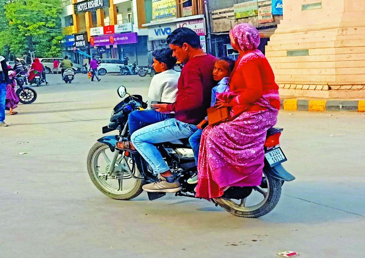 ये कैसा सड़क सुरक्षा माह : लापरवाही कर रहे लोग, जिम्मेदार भी नहीं समझ रहे