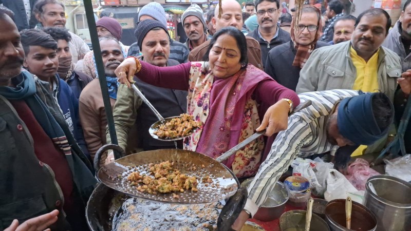 मंगौड़ी बनाती विधायक