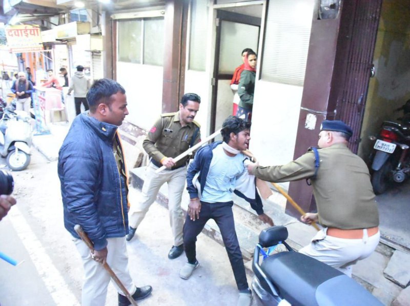 पुलिस ने किया लाठीचार्ज