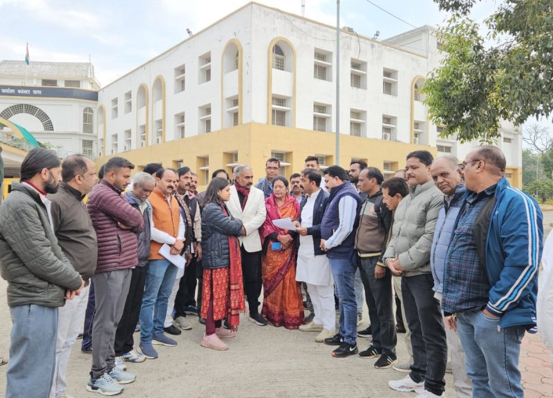 कलेक्टर को ज्ञापन दिया