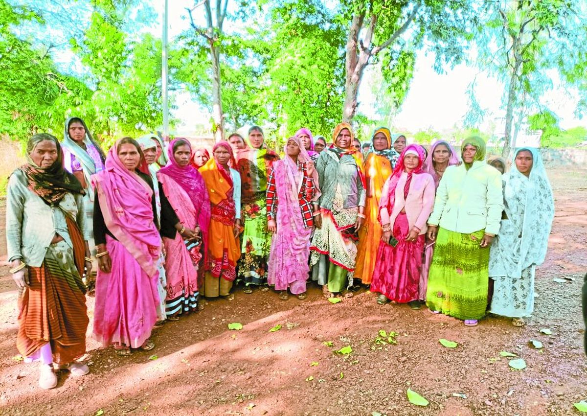 आदिवासी महिलाओं ने थाना अधिकारी को भी ज्ञापन देकर उचित कार्रवाई की मांग की।