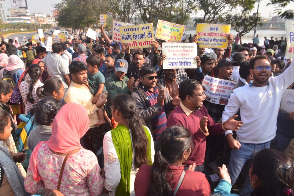 Teachers Protest: पुलिस ने कपड़े फाड़े, किया बैड टच… बर्खास्त B.Ed शिक्षकों ने
लगाए आरोप, देखे प्रदर्शन की तस्वीरें