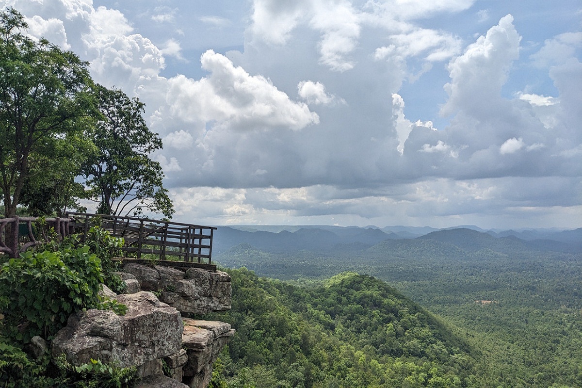 Chhattisgarh Tourist Spot: देश भर में प्रसिद्ध है छत्तीसगढ़ का ये हिल स्टेशन,
नजारा देखते ही दीवाने हो जाते हैं लोग!…