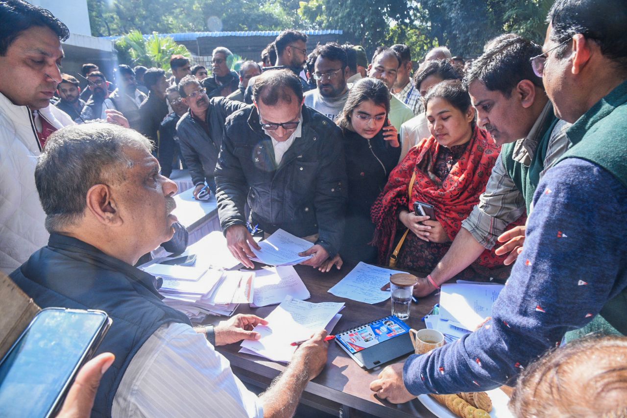 ट्रांसफर के लिए मंत्रियों के घर पर हो रही है भीड़, देखें तस्वीरें