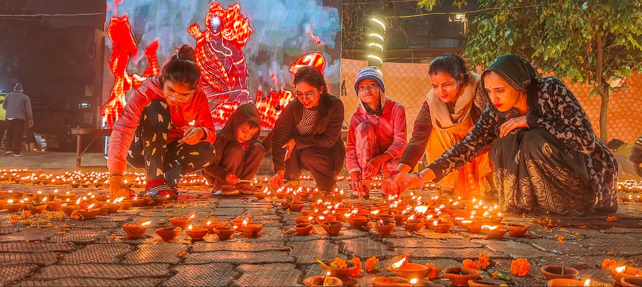 राम मंदिर में एक साल पूरे, हुई महाआरती, देखें तस्वीरें