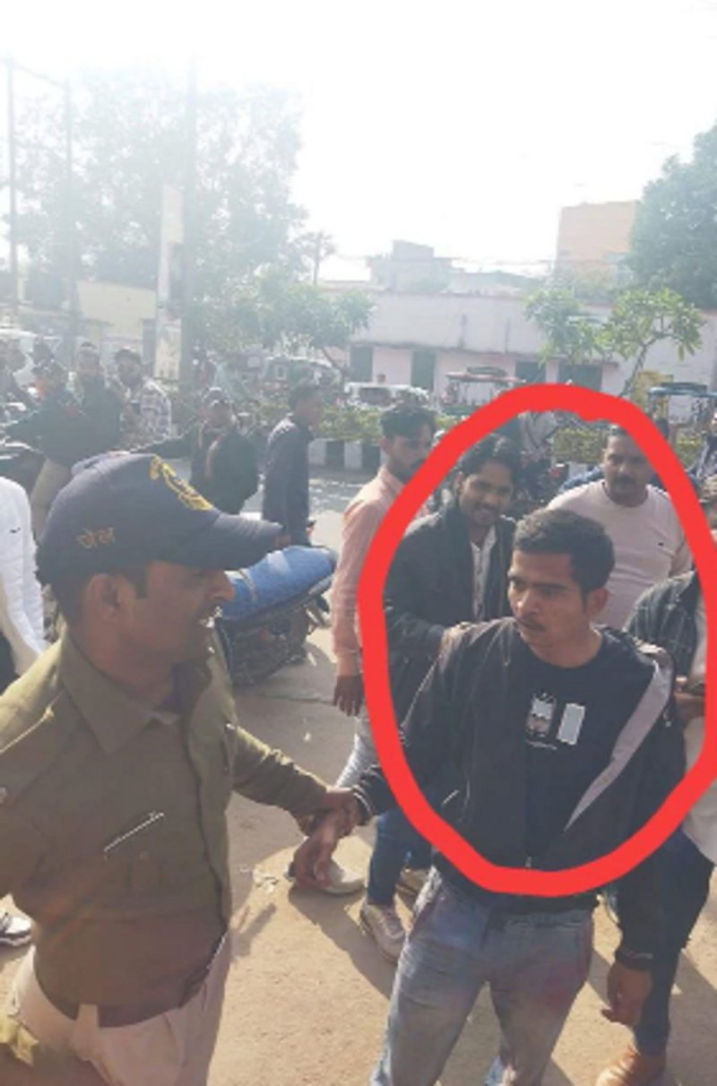 पुलिस की गिरफ्त में आरोपी।