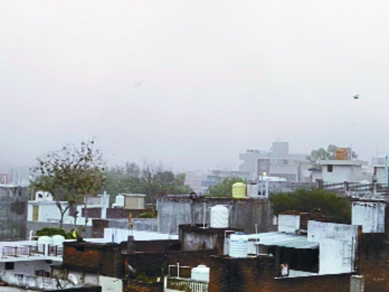 टीकमगढ़. दिन में छाए बादल और हल्की धुंध।