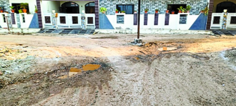 बीना. लीकेज होने के कारण सड़क पर भरा पानी।