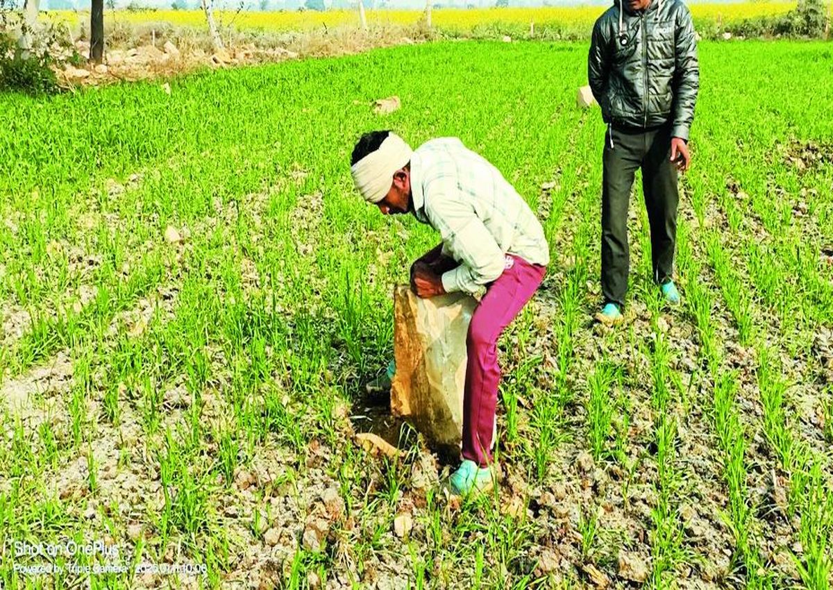 ब्लास्टिंग से खेतों में बरस रही 3 क्विंटल वजनी चट्टानें, फसलों को नुकसान, जान का
खतरा