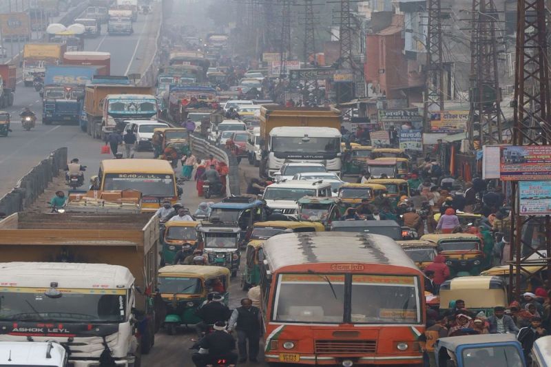 सर्विस लेन पर नहीं सुधर हालात, जाम से आमजन परेशान Situation not improving on service lane, people troubled by traffic jam