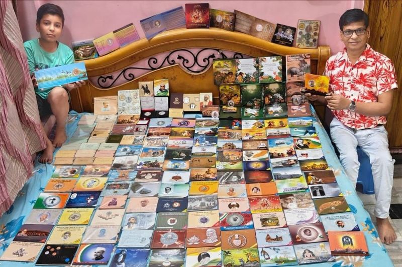 शौक ऐसा कि जमा किए दुनियाभर के 12 हजार डाक टिकट His hobby is such that he collected 12 thousand postage stamps from all over the world