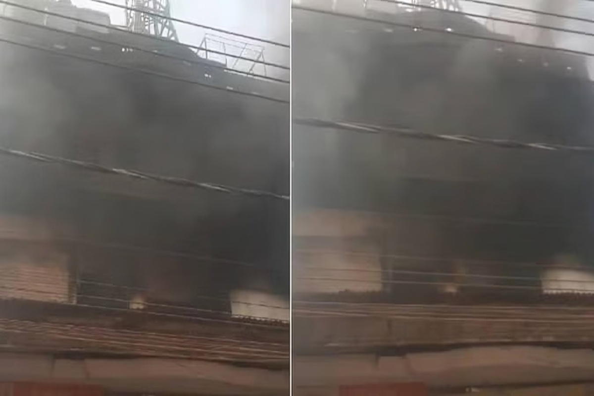 Lucknow Fire: खिलौने की दुकान में भीषण आग, दमकल कर्मियों ने दो घंटे की मशक्कत के
बाद पाया काबू