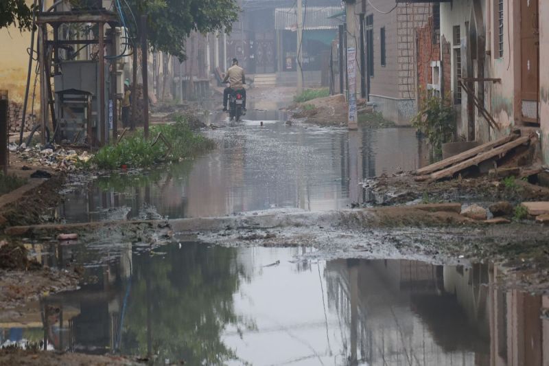 गुहार लगा-लगा सूखे गले, अब तो सुनवाई भी नहीं I kept pleading, my throat was dry, now I am not even listening