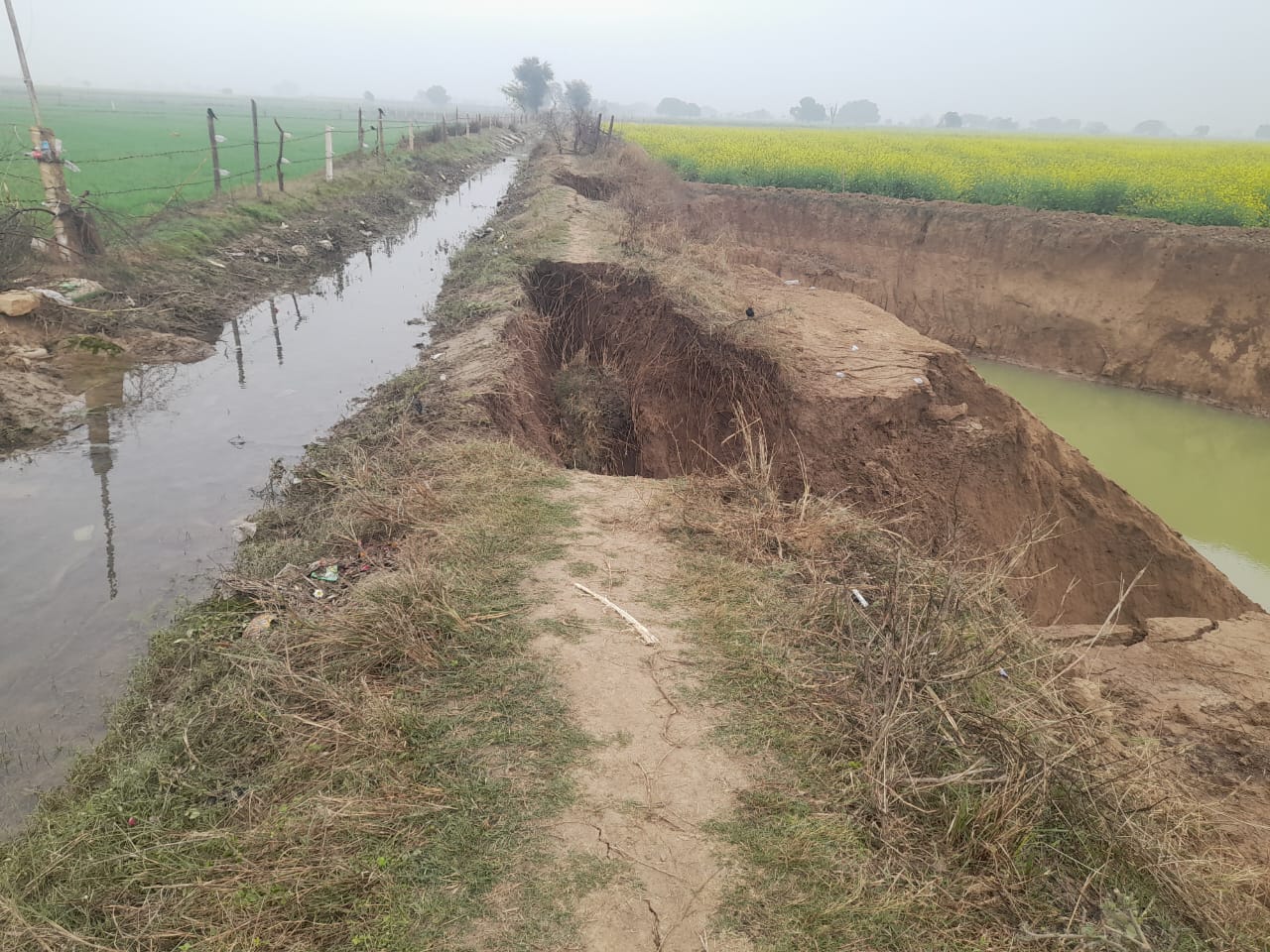 भू माफिया की मनमानी: प्लाट की जमीन के भराव के लिए की खुदाई, नहर हुई क्षतिग्रस्त