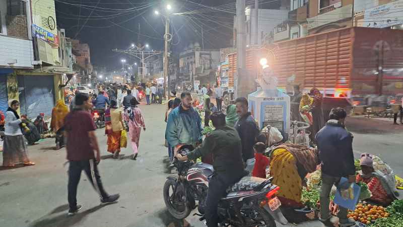 Haat market started on the main road at night, fear of major accident due to heavy vehicles