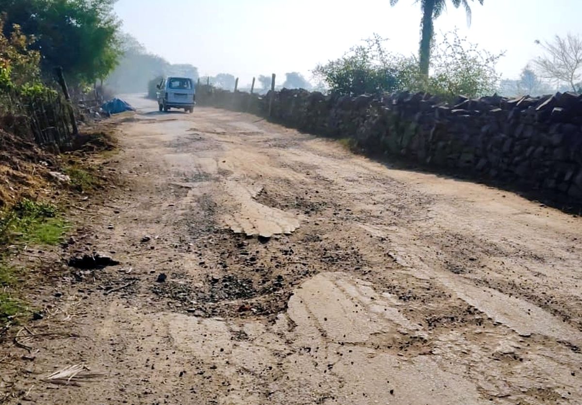 सड़कों की ऐसी हालत कि लोग गांव तक कार भी नहीं ले जा पा रहे