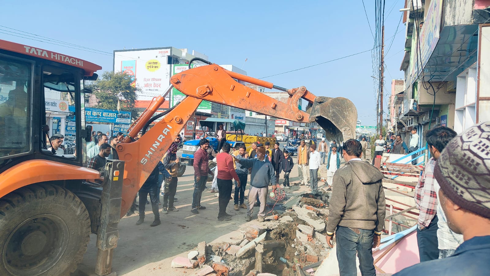 दुकानों की सडक़ किनारे बनी सीढिय़ां तोड़ी, टीन शेड जब्त किए