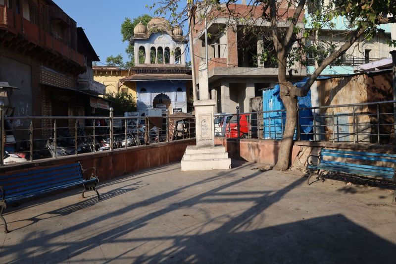 सैनिकों याद में बने शहीद स्थल की अनदेखी, अतिक्रमियों ने घेरा Martyr's place built in memory of soldiers ignored, encroachers surrounded