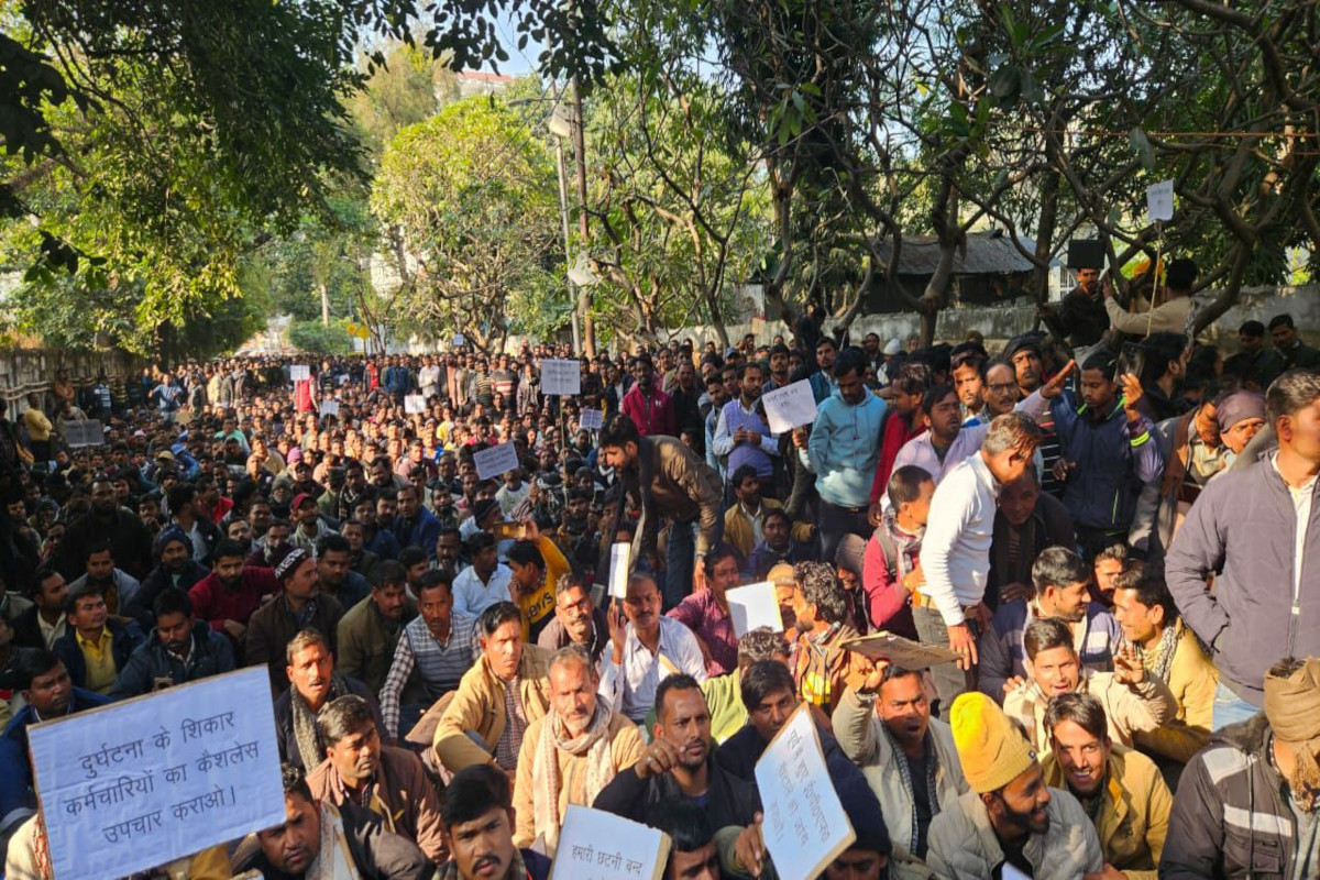 Lucknow Dharna: लखनऊ में संविदा कर्मियों का प्रदर्शन: निजीकरण और वेतन वृद्धि को
लेकर हजारों जुटे