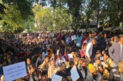 Lucknow Dharna: लखनऊ में संविदा कर्मियों का प्रदर्शन: निजीकरण और वेतन वृद्धि को
लेकर हजारों जुटे - image