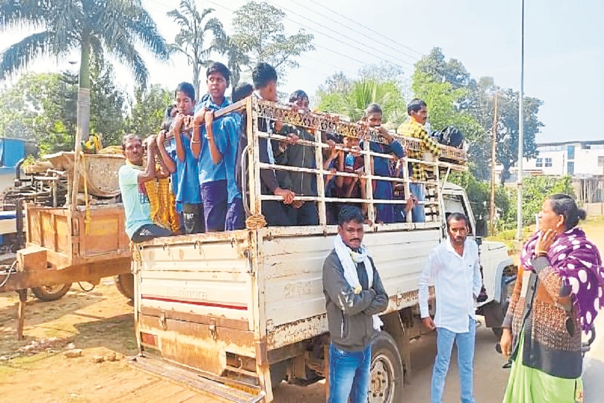 CG News: स्कूली बच्चों की सुरक्षा से खिलवाड़, बिना इंश्योरेंस वाली गाड़ियों का
किया जा रहा उपयोग…