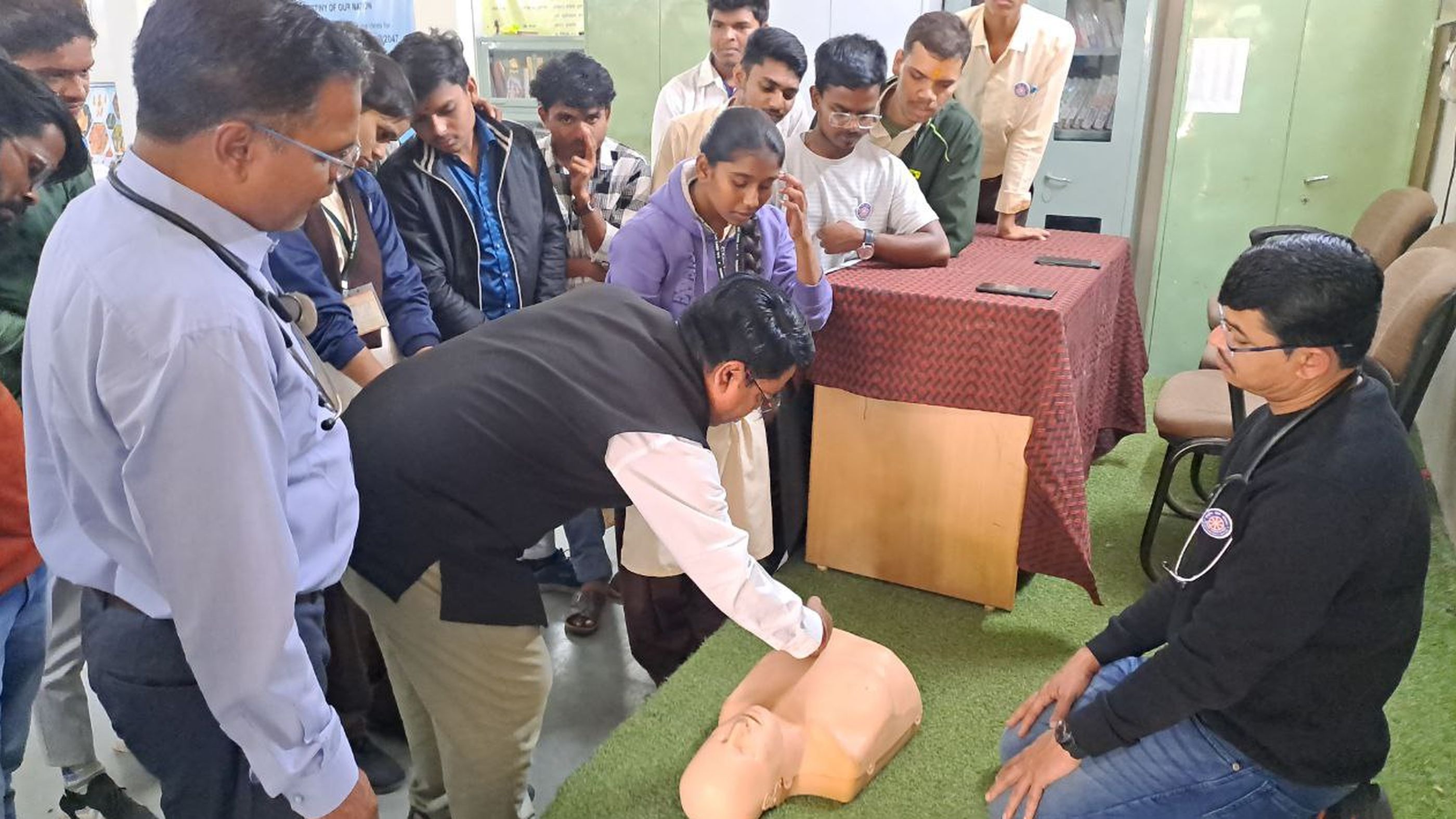 सीपीआर : यदि कोई व्यक्ति बेहोश है, सांस नहीं ले पा रहा है तो सीपीआर शुरू करें,
मेडिकल कॉलेज के चिकित्सकों ने बताई पद्धति