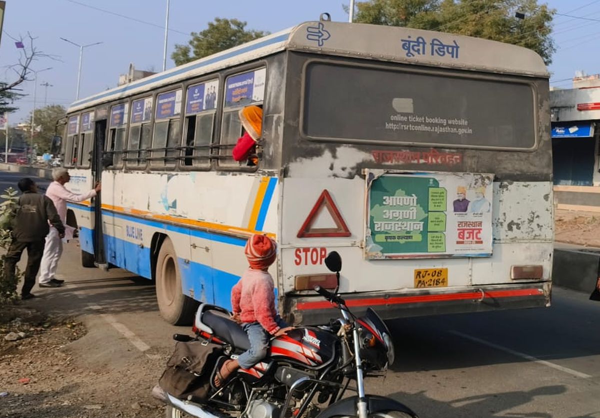 ठिकाने पर नहीं आ रही रोडवेज बसें, यात्री हो रहे हैं परेशान