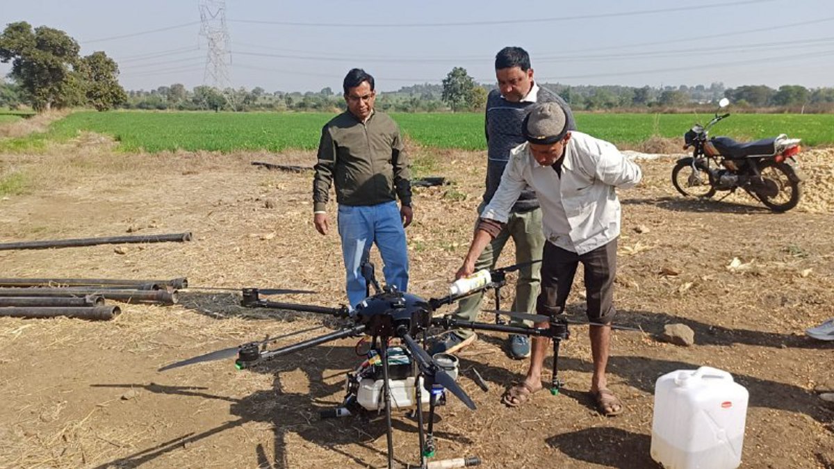 ड्रोन तकनीक फसल सुरक्षा, बेहतर उत्पादन में बन रही मददगार - image