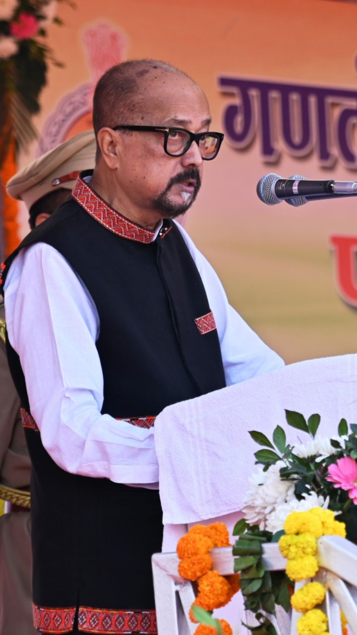 CG News: राज्यपाल डेका ने पुलिस अधिकारियों एवं कर्मचारियों का पद अलंकरण से किया सम्मानित