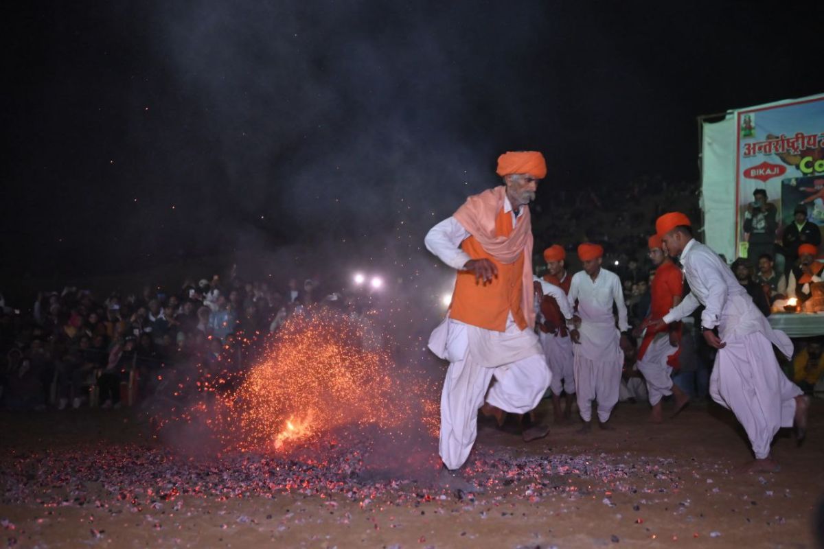 Camel Festival 2025: हैरत अंगेज अ ग्नि नृत्य, विदेशी पर्यटकों की कुश्ती-कबड्डी
और विदेशी जोड़ों की शादी देखकर आनंदित हुए सैलानी