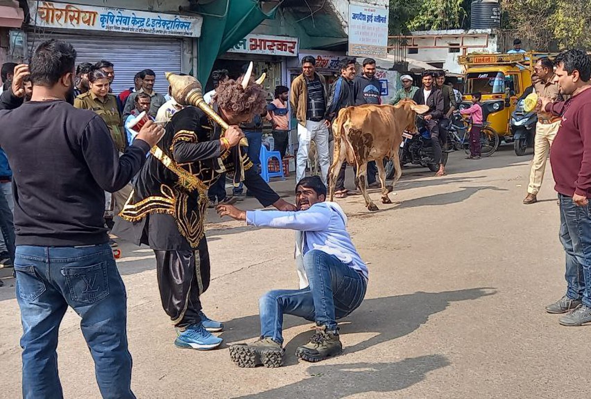 Video: नुक्कड़ नाटक के माध्यम से बताएं यातायात के नियम