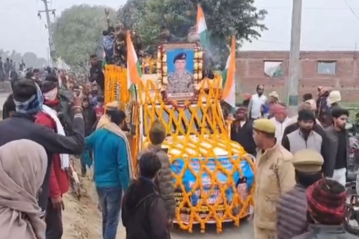 Ballia News: शहीद जितेंद्र का शव पहुंचा गांव, श्रद्धांजलि देने उमड़ी भीड़