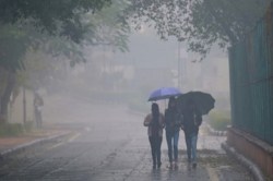 Rain Alert: नोएडा में बारिश से बढ़ी ठंड, अयोध्या में चार डिग्री पहुंचा तापमान,
आज कई जिलों में बारिश आंधी- तूफान का पूर्वानुमान - image