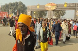 Maha Kumbha: भगदड़ के बाद कुंभ में स्थिति हुई सामान्य, आने लगा श्रद्धालुओं का
जत्था - image