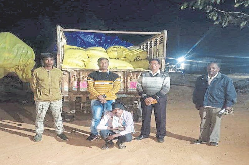 illegal paddy seized: पुलिस की बड़ी कार्रवाई! ओडिशा से लाया जा रहा 18 क्विंटल अवैध धान जब्त