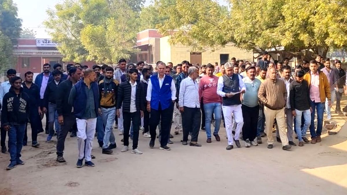 Watch Video: दोपहर तक बंद रहे बाजार, जुलूस निकालकर दिया ज्ञापन