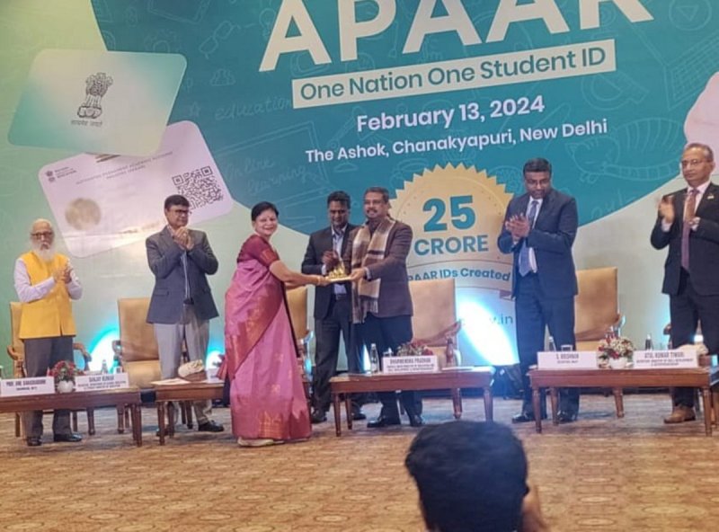 मूट कोर्ट प्रतियोगिता में पुरस्कार प्राप्त किए।