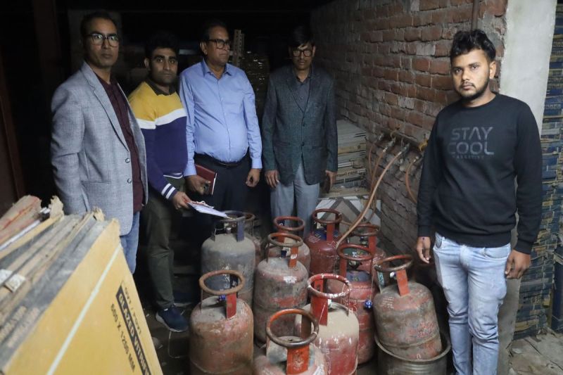 रेस्टोरेंट पर छापा, घरेलू सिलेण्डरों का हो रहा था उपयोग Restaurant raided, domestic cylinders were being used