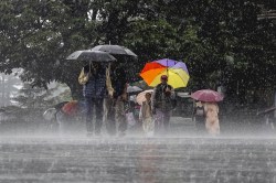 UP Weather Update: उत्तर प्रदेश में मौसम का बदलाव: बंगाल की खाड़ी से आई हवाएं
बढ़ाएंगी तापमान; कल से बारिश - image