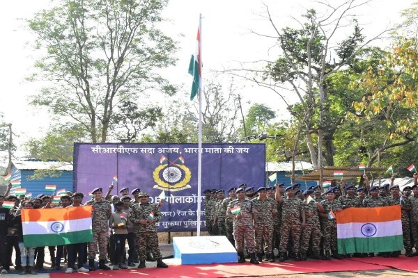 CG News: नक्सलियों के गढ़ में गणतंत्र दिवस की धूम... 26 गांवों में पहली बार लहराया तिरंगा, देखें तस्वीरें
