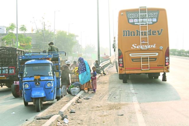 सर्विस लेन पर अवैध पार्किंग , जान माल को बड़ा खतरा