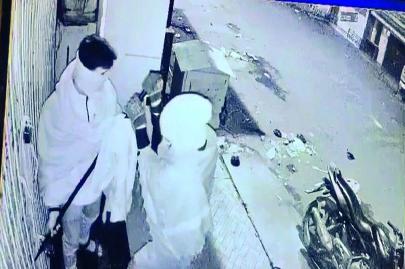 दुकानों के ताले तोड़ने की कोशिश नाकाम, गश्ती दल के हत्थे चढ़े