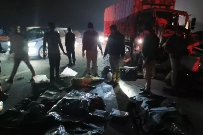 Highway Accident, Road Accident, Lucknow-Agra Expressway